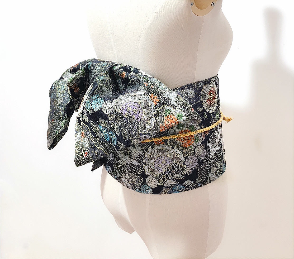 Title 6, Formelles Kimono-Tuch mit Brokat-Jacquard, Bekl...