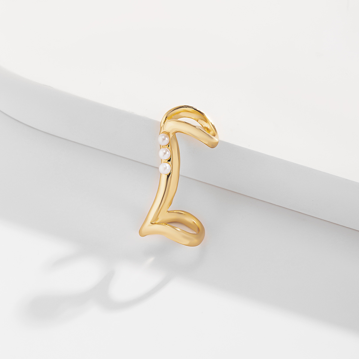 مشبك أذن بتصميم هندسي كلاسيكي مع لؤلؤة