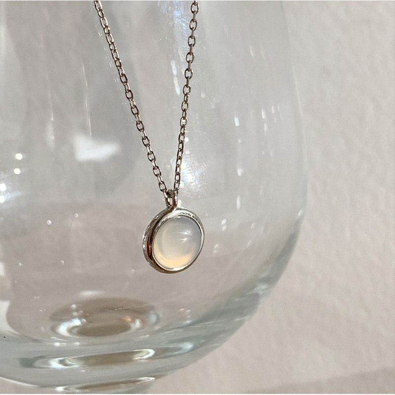 Title 4, Collier pendentif calcédoine blanche simple