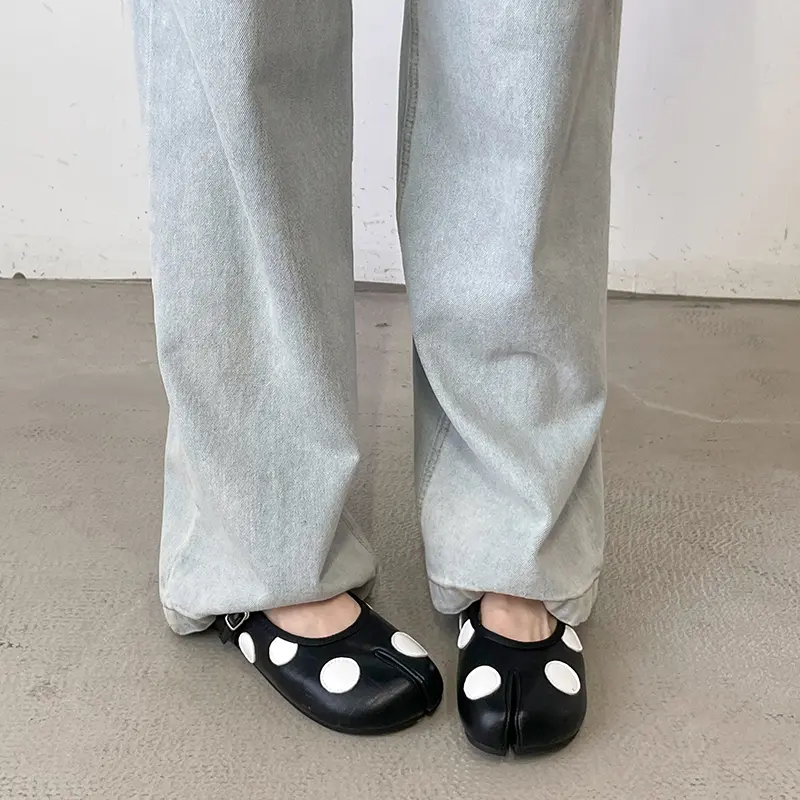 Women Vintage Polka Dot Split Tabi Toe Mary Jane Flats, Single Mini Buckle Strap Soft Leather Quirky Casual Daily Walking Doll Shoes