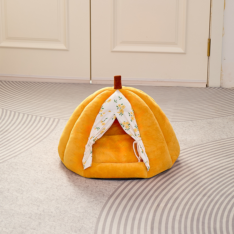Pumpkin-shaped Cat Bed