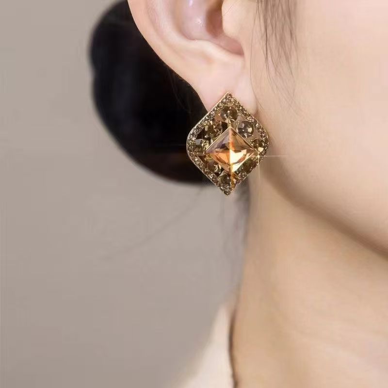 Clous d'oreilles tendance cristal diamant brun, élégance haut de gamme