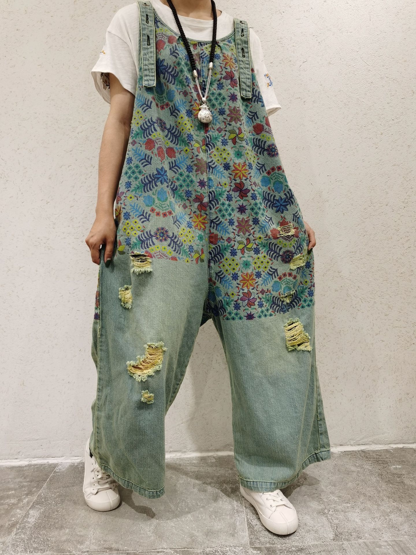 Title 4, Washed and worn out wide leg jeans with holes