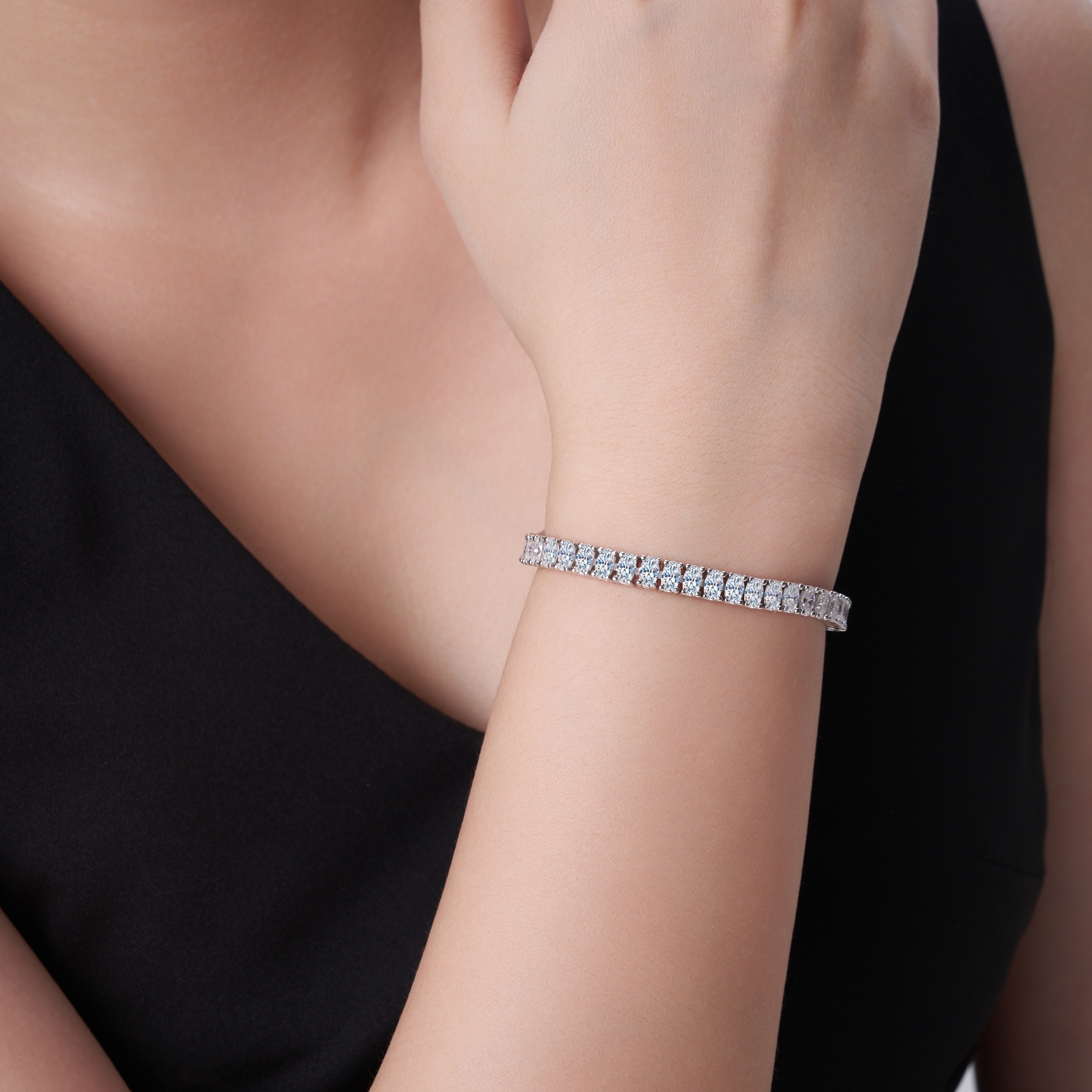 A Luxurious And Fashionable Minimalist Jewelry Bracelet Featuring Top-quality Moissanite, Made Of S925 Silver Electroplated With Platinum.