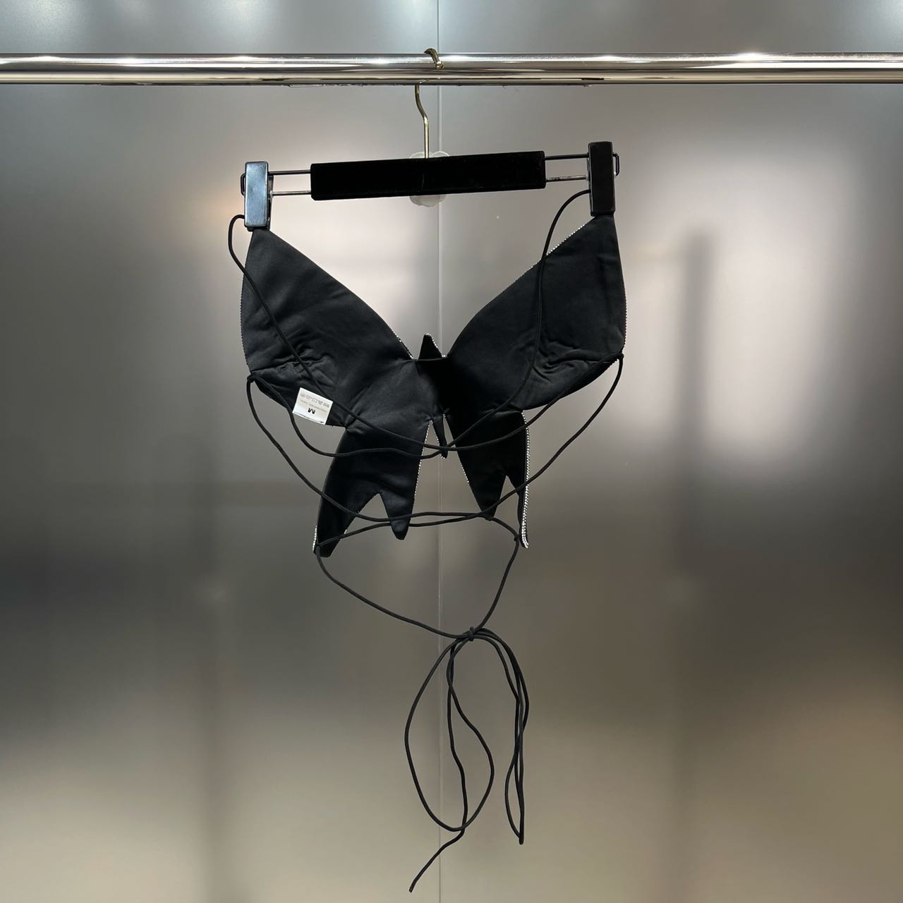 صدرية برقبة على شكل V مرصعة بالكريستال مع تصميم فراشة لامع بدون ظهر