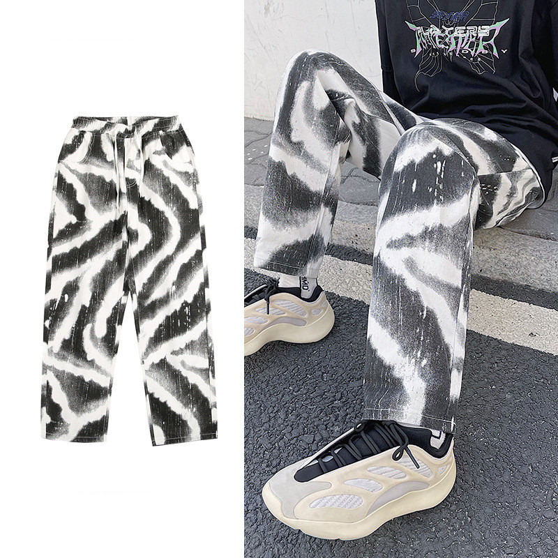 Title 1, Schwarz-weiß bedruckte Jeans mit Zebra- und Tie...