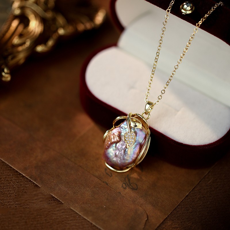 A Niche Retro French Clavicle Chain