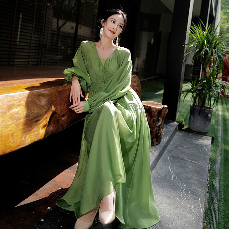 Elegant green dress with a flattering fit