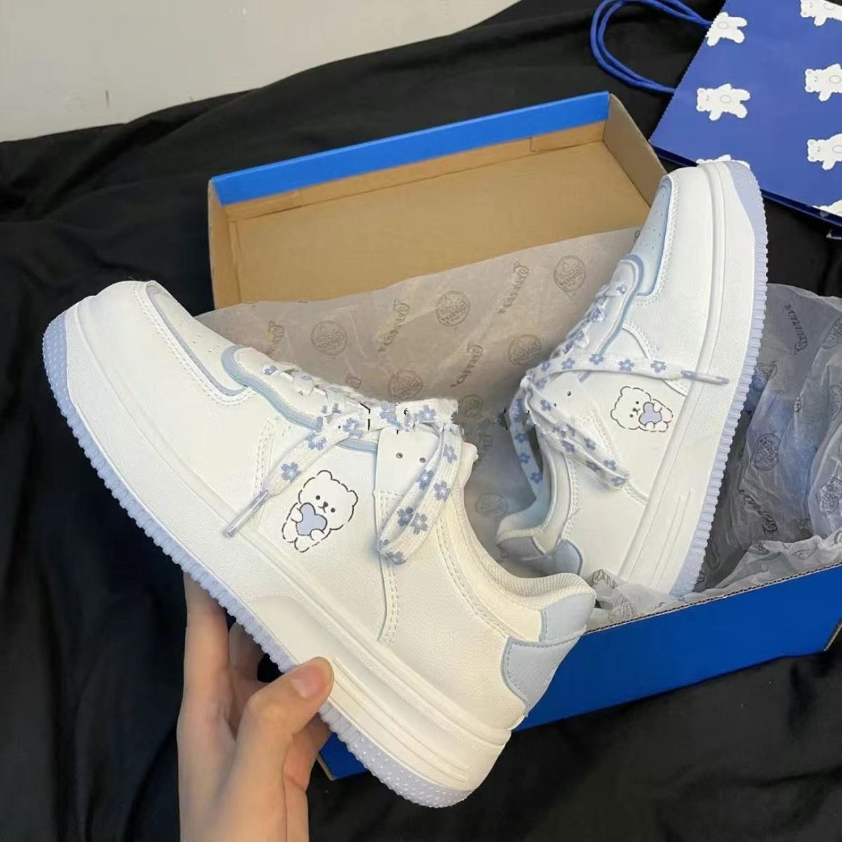 أحذية بيضاء صغيرة مسطحة للطالبات النساء