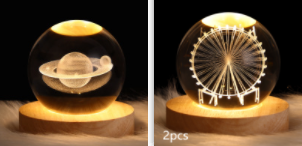 Kleine nachtlamp met kristallen bol, sterrenhemel en planeten – massiefhouten lampvoet, zonnestelsel 6 cm, 2 stuks