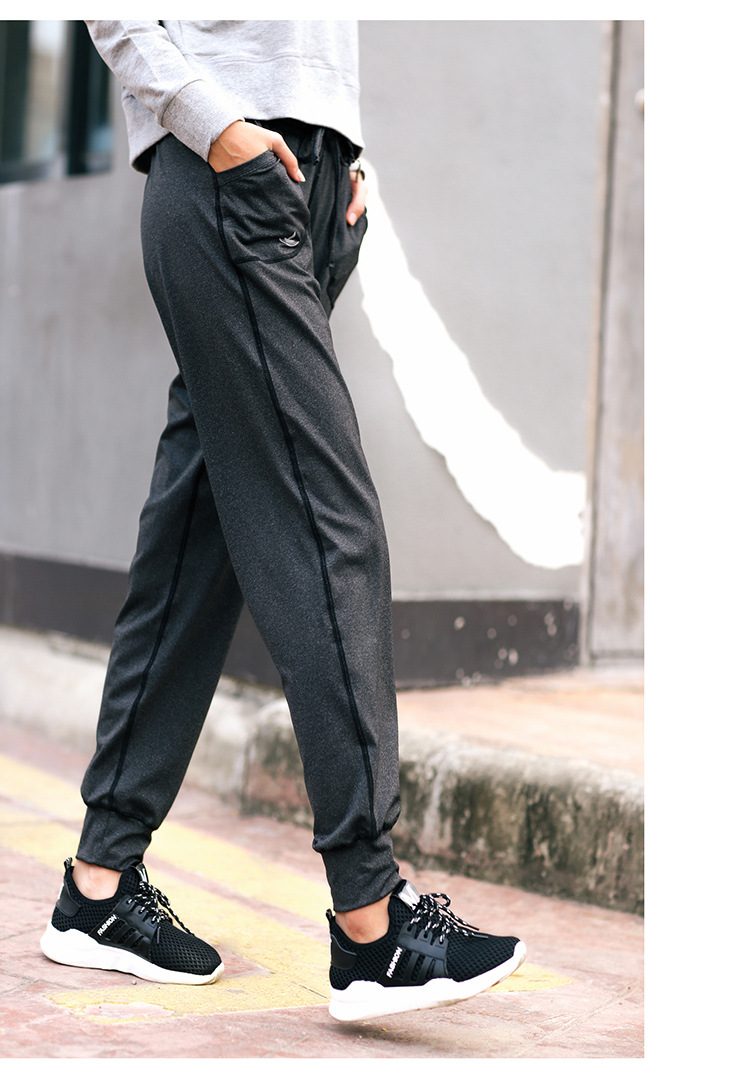 Title 2, Sporty loose trousers close feet