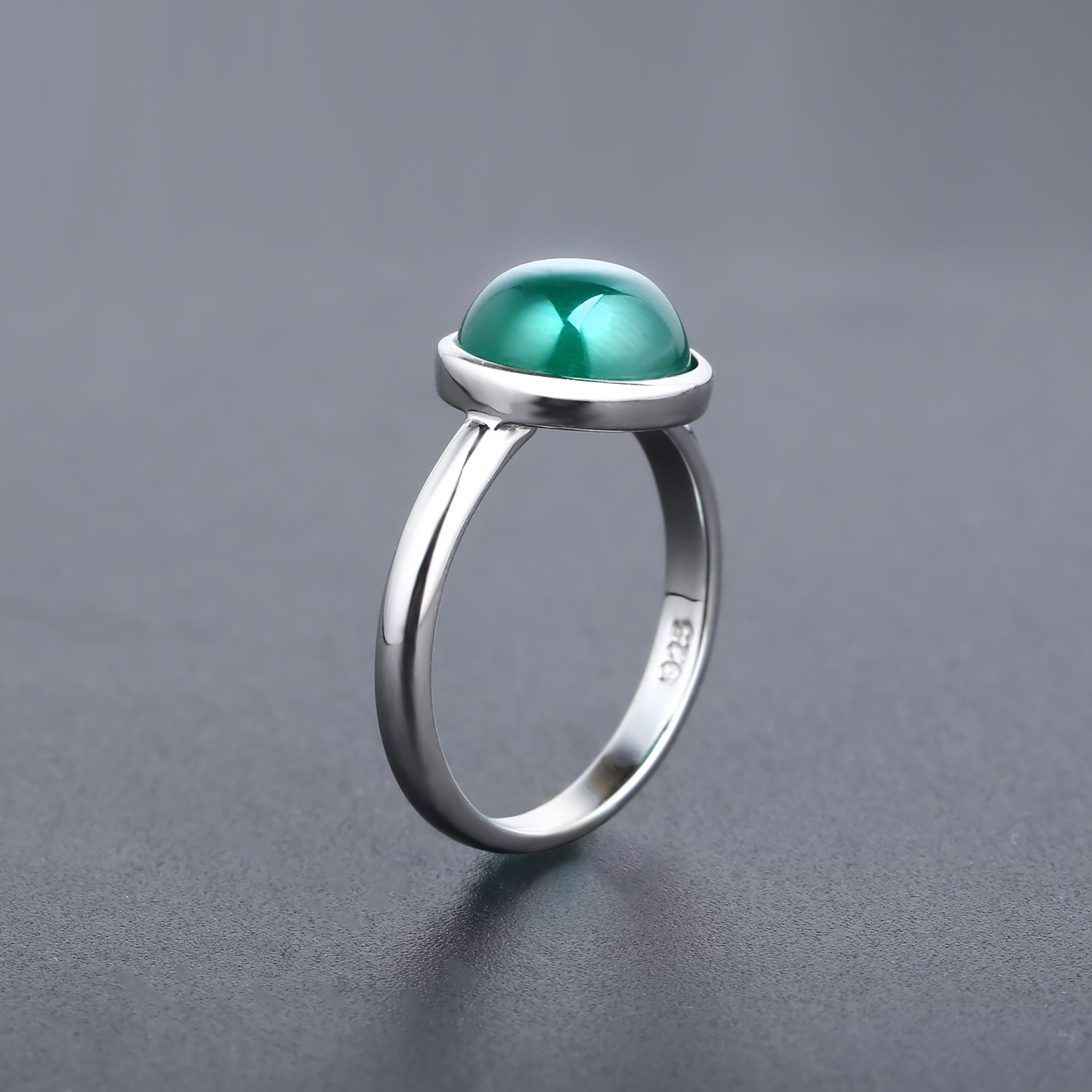 Elegant green agate ring made from 925 silver, featuring a geometric design, perfect as an everyday ring for women.