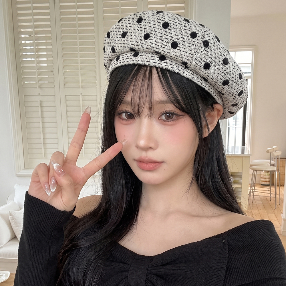 The Korean-style Fashion Trend Features A Wide Range Of Chunky Woolen Berets With Polka Dots, Which Are Suitable For Women's Schoolwear, Street Photography, And Daily Commuting.