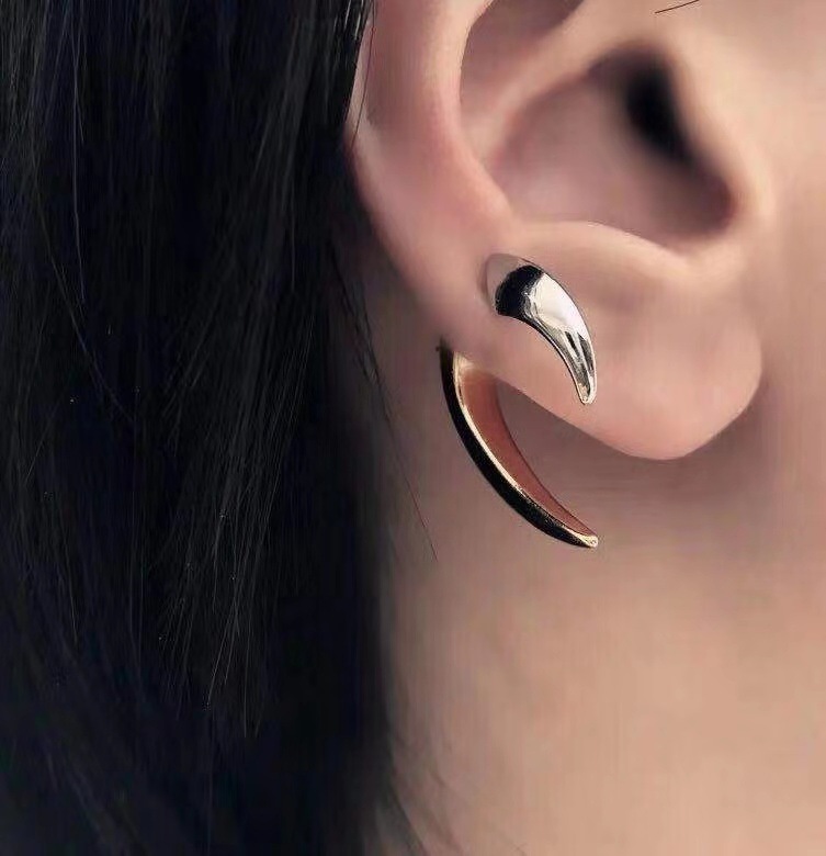 Simple Ox Horn Three-dimensional Crescent Earrings