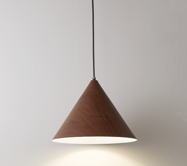 Dettaglio lampadario in legno naturale