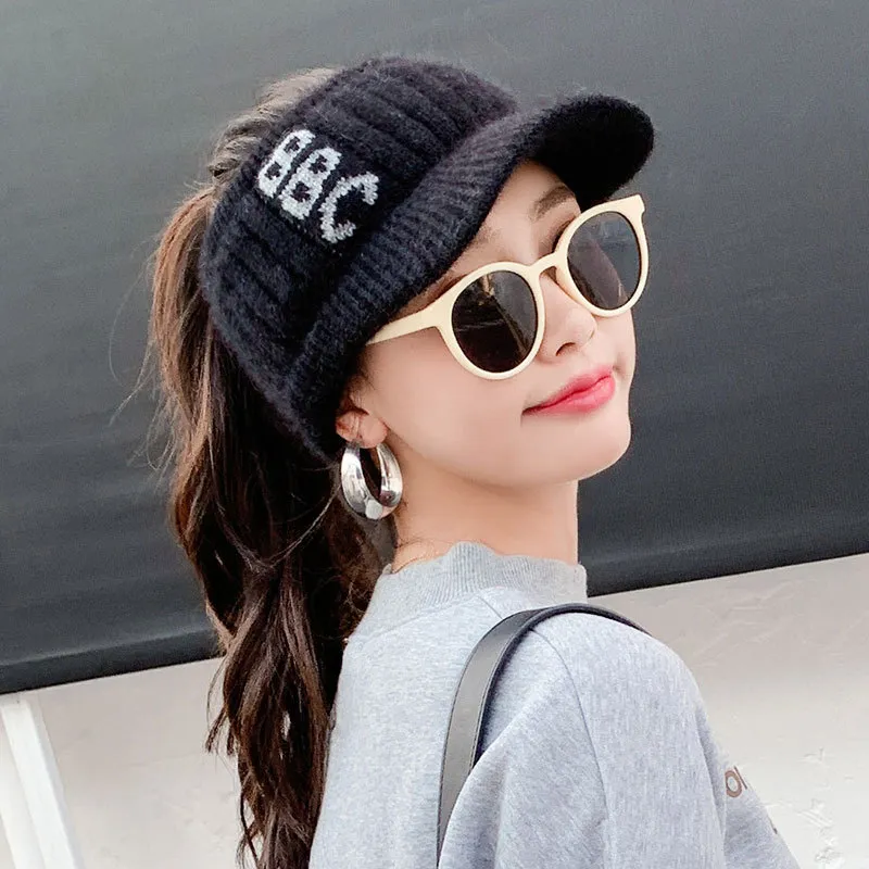 Women's Wool Hat Knitting In Autumn And Winter - Black