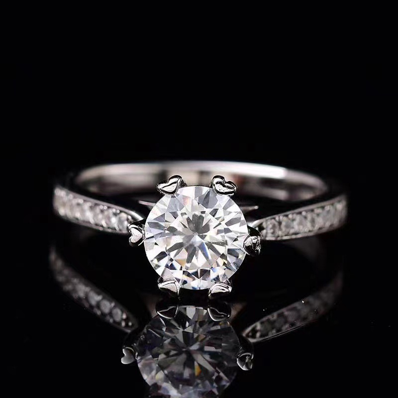 خاتم دائري مزين بحجر موسانيت فاخر للنساء