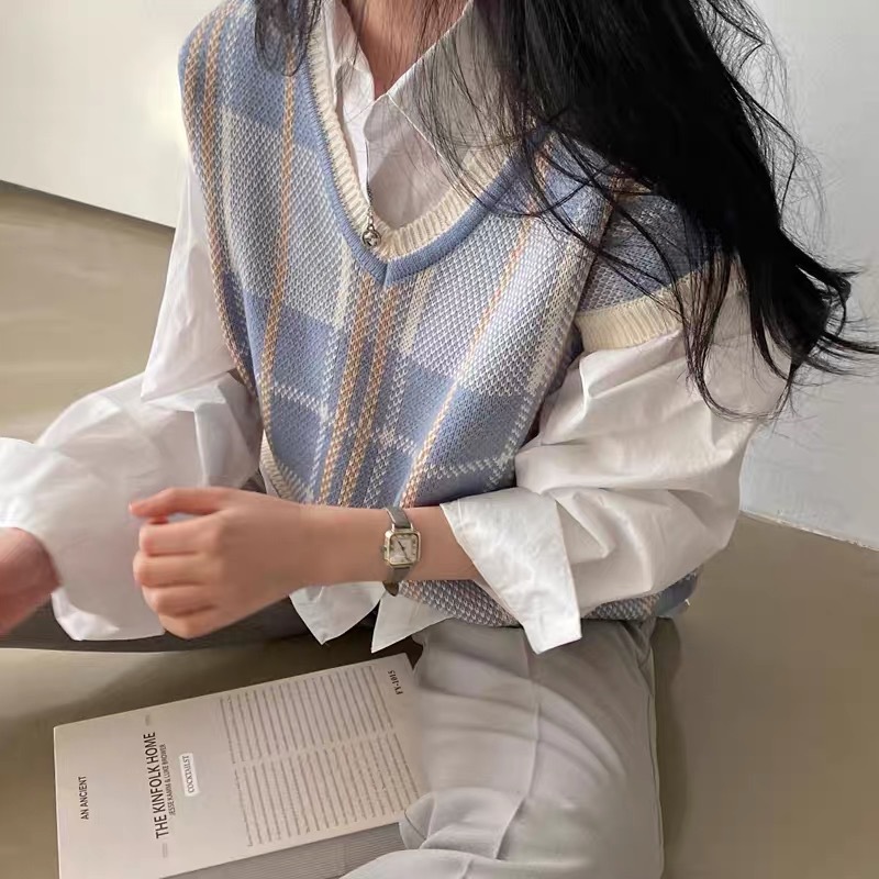 قميص نسائي أبيض بأكمام فضفاضة مع فيست صوفي برقبة على شكل حرف V وطبقات متعددة