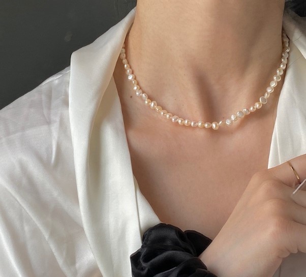 قلادة نسائية باللؤلؤ غير المنتظم
