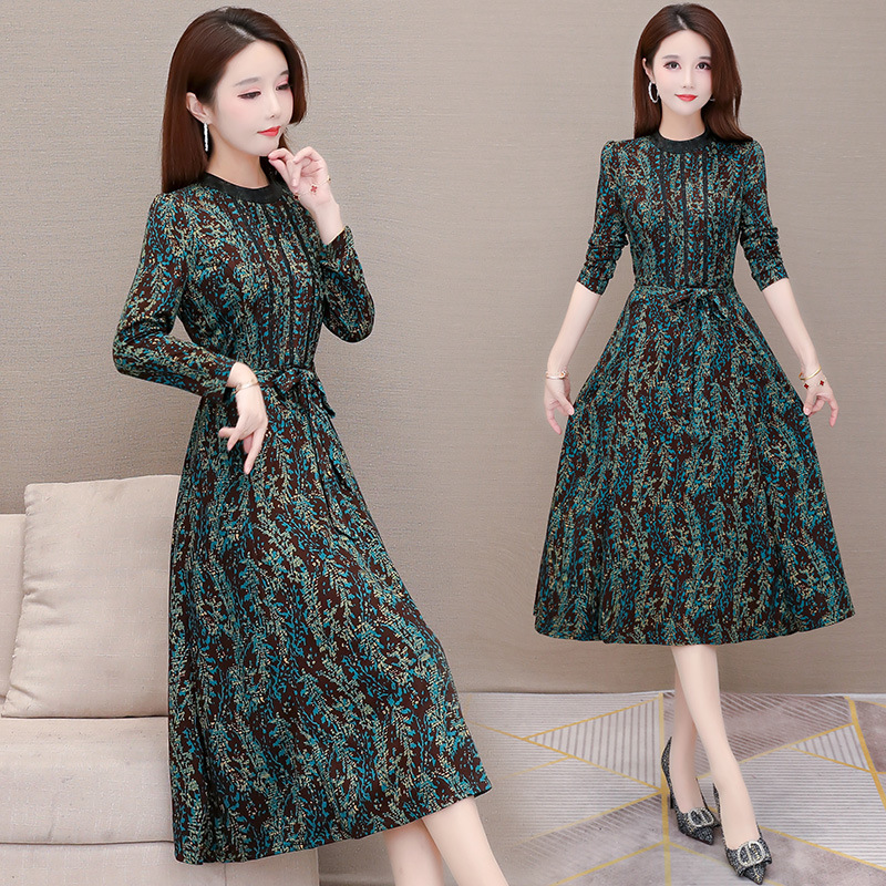 The Waist Is Thin And The Lady's Western Style Reduces Age Skirt