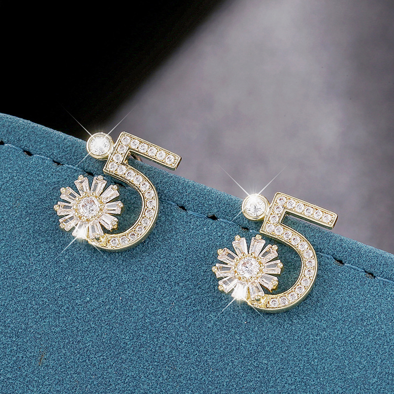 Pearl vintage earrings for women's fashion.