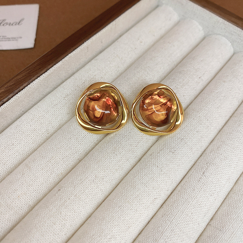 Vintage Brown Resin Stud Earrings with Gold-Tone Frame – Geometric Retro Statement Earrings - Image 4