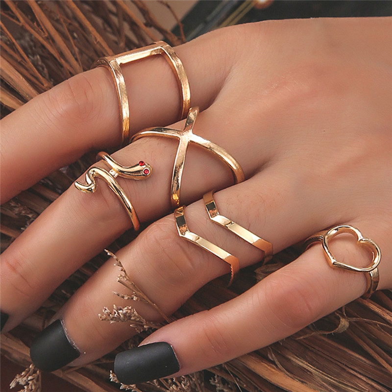 Fashionable Snake-shaped Diamond Ring