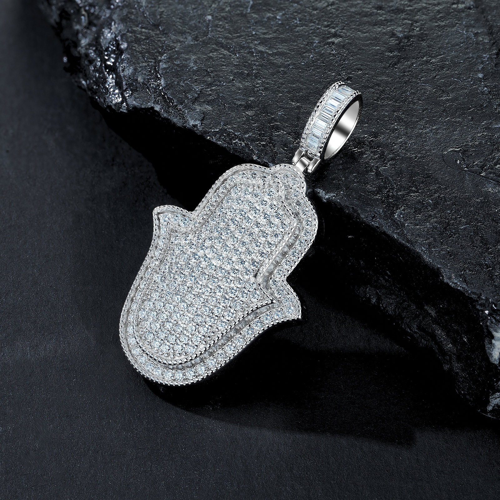 A Luxurious And Fashionable Minimalist Jewelry Pendant Necklace Set With Top-quality Moissanite, Made Of S925 Silver Electroplated With Platinum.