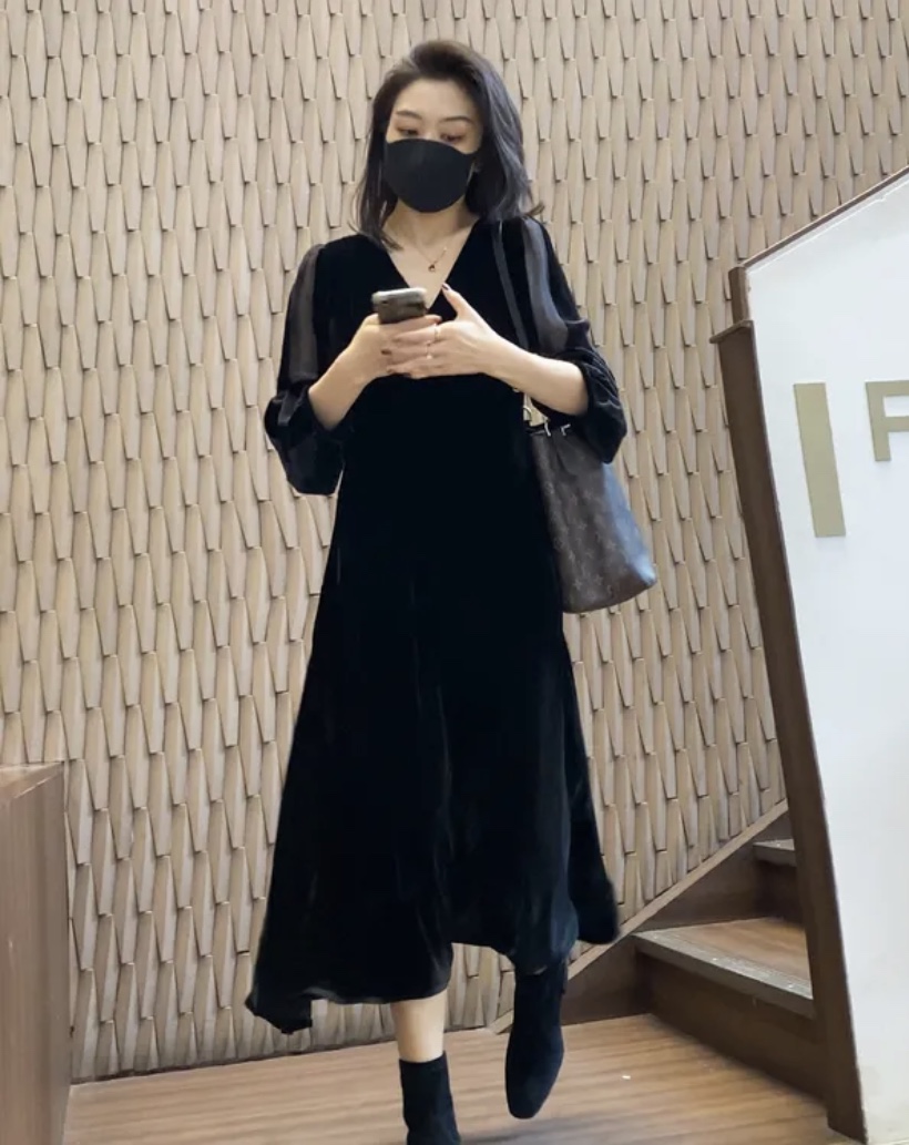 V-neck Black Velvet Long-sleeved Base Skirt French Style
