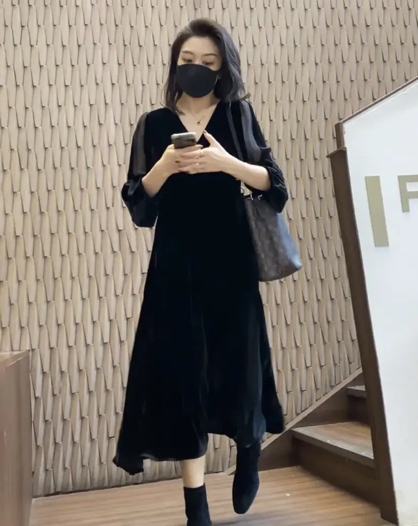 V-neck Black Velvet Long-sleeved Base Skirt French Style