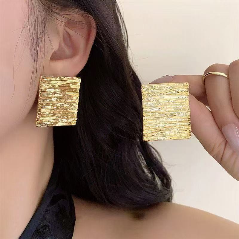 2026 New Pleated Studs, Niche Light Luxury European Daily Earrings