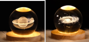 Kleine nachtlamp met kristallen bol, sterrenhemel en planeten – massiefhouten lampvoet, zonnestelsel 6 cm, 2 stuks