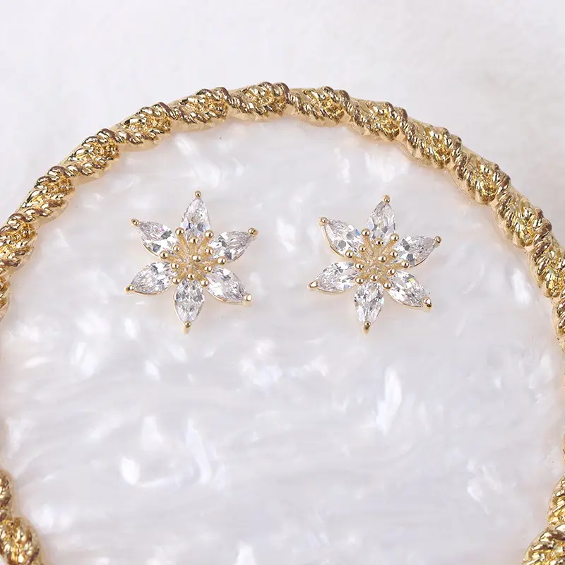 Women's Fashion Simple Shiny Diamond Flowers Stud Earrings