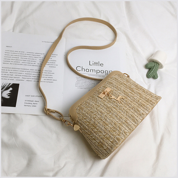 Title 6, Straw Shell Fawn Female Tas. Een stijlvolle en ...