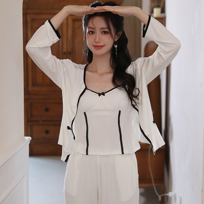 بيجاما نسائية بسيطة بتصميم حمالة أنيقة للمنزل