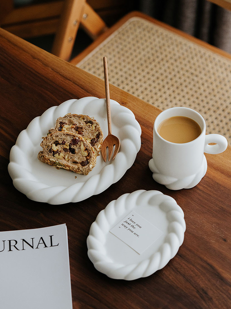 A Particularly Beautiful Ceramic Plate Cake