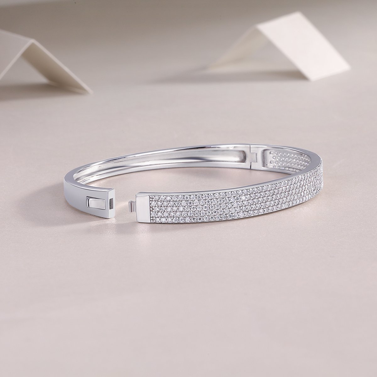 Set With Top-quality Moissanite, This Luxurious And Fashionable Light Luxury Jewelry Silver Bracelet Is Made Of S925 Silver Electroplated With Platinum