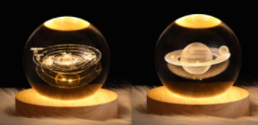 Kleine nachtlamp met kristallen bol, sterrenhemel en planeten – massiefhouten lampvoet, zonnestelsel 6 cm, 2 stuks