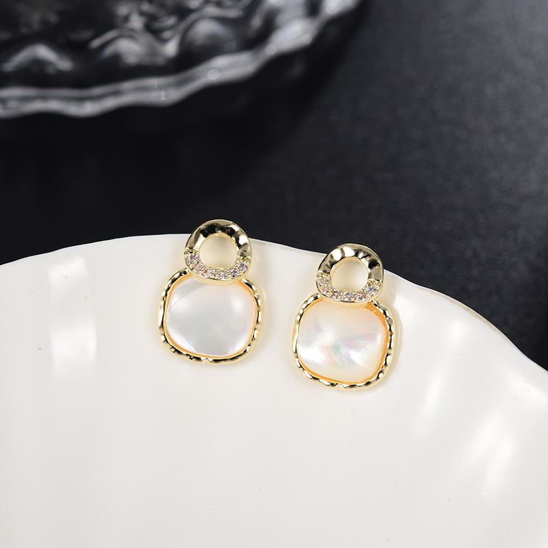 European And American Design Fashion Pearl Earrings Simple