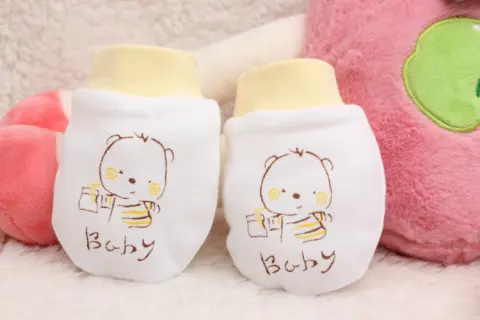 Cartoon Anti-scratch Face Gloves for Baby Products