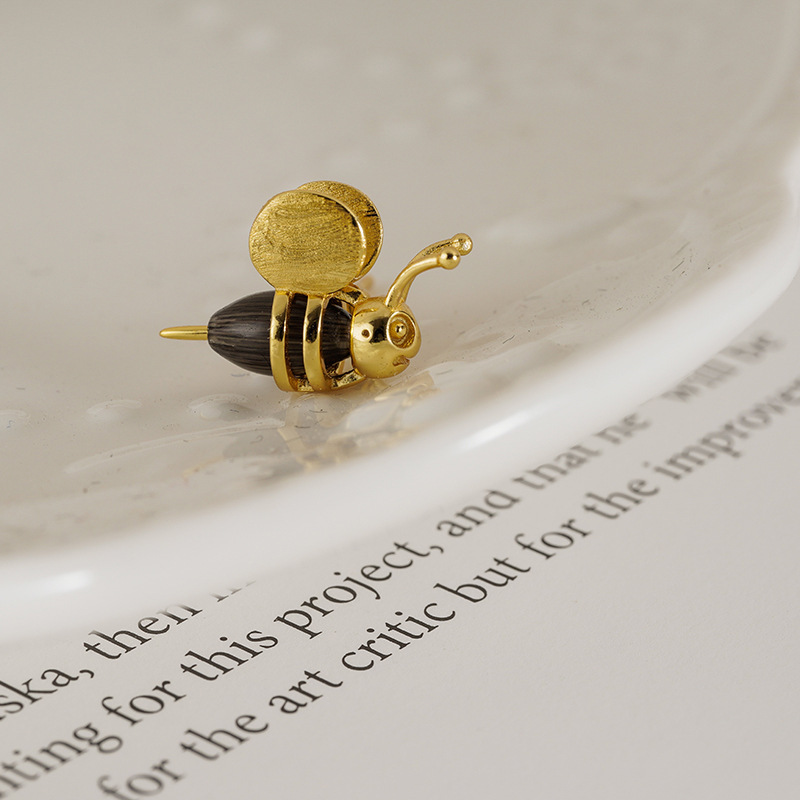 Fashionable Bee Earrings With Female French Design