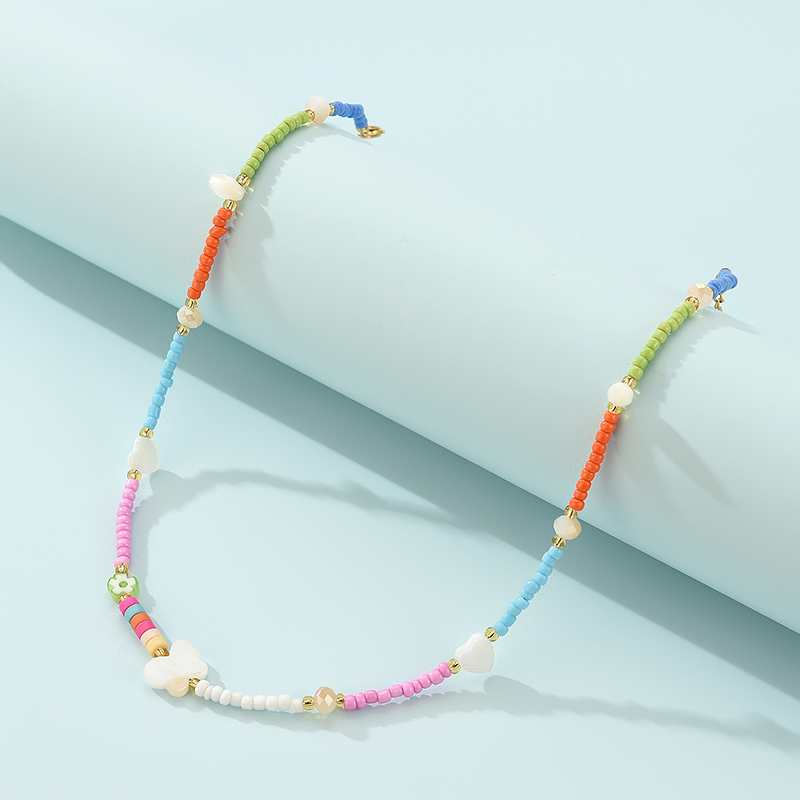 عقد بحبات الأرز الملونة بتصميم فراشة الحب