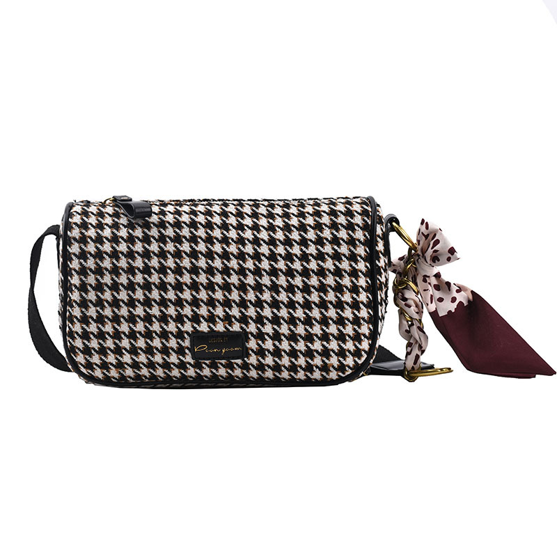 Title 4, Sweet Wind Houndstooth tecendo moda em vento