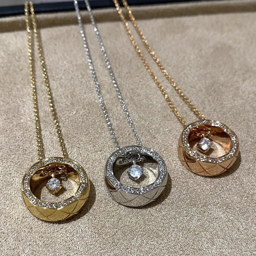 Light Luxury Elegant Quilted Grid Moon Charm Clavicle Necklace For Women, Gold Tone Metal Sparkling Daily Neck Jewelry — view 6