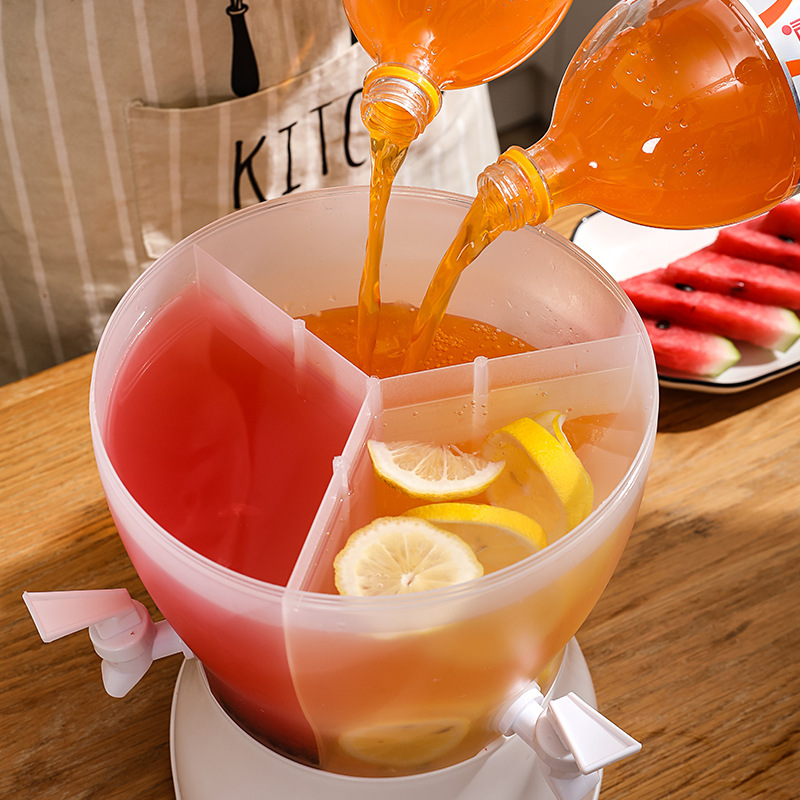 Холодный чайник с краном в холодильнике