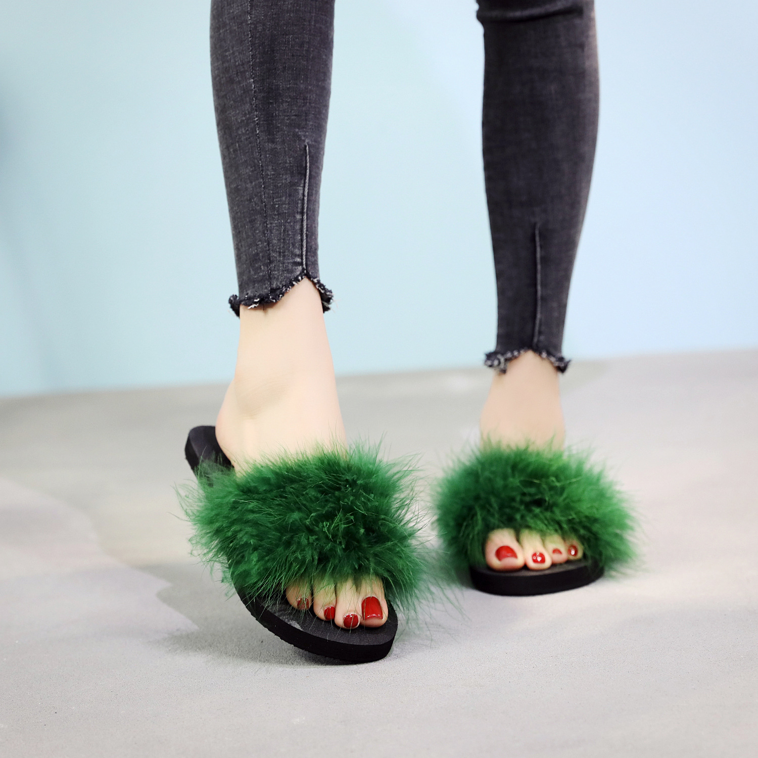 Title 6, Ostrich wollen platte slippers voor ultiem comf...