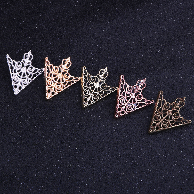 Title 4, Retro pattern triangle collar pin