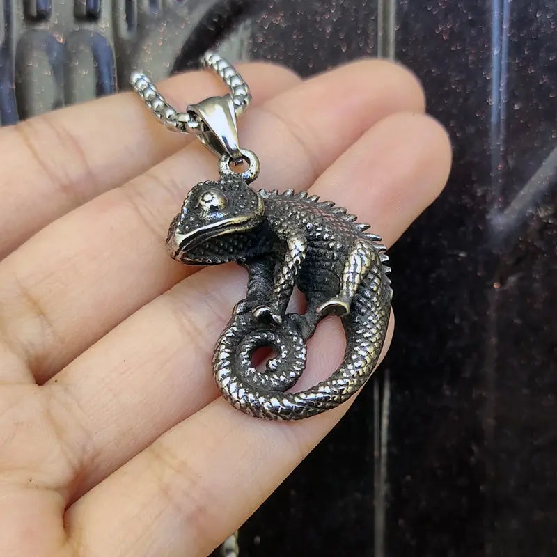 Niche Easy Pet Chameleon Lizard Titanium Steel Pendant
