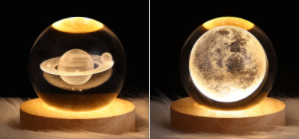 Kleine nachtlamp met kristallen bol, sterrenhemel en planeten – massiefhouten lampvoet, zonnestelsel 6 cm, 2 stuks