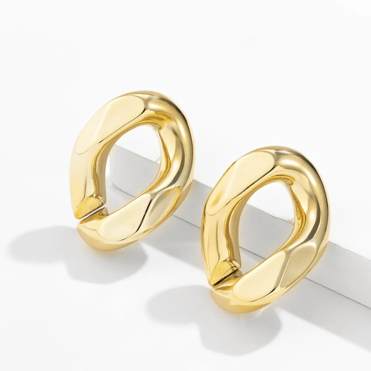 Women's Retro Geometric Trend Hollow Metallic Earrings